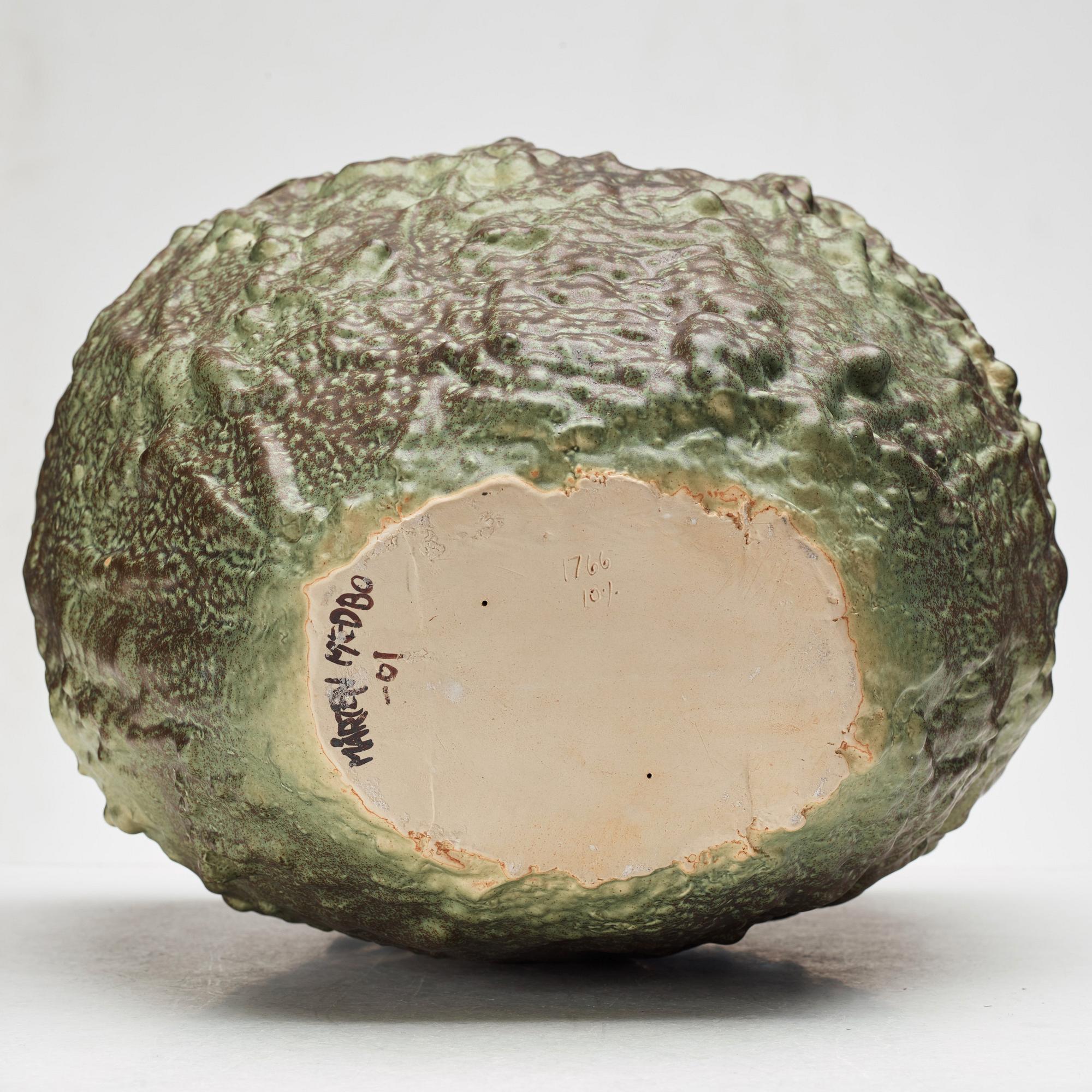 Mårten Medbo, vas, signerad och daterad 2001.