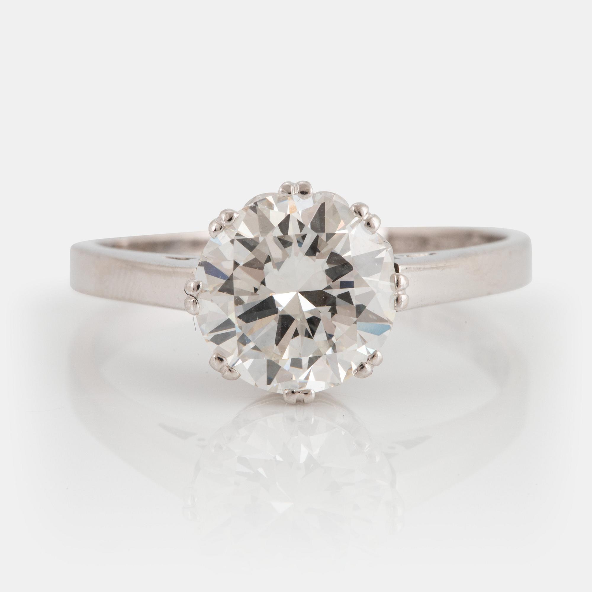 Ring 18K vitguld med en rund briljantslipad diamant vikt 2.07 ct enligt gravyr kvalitet ca G/H vs.
