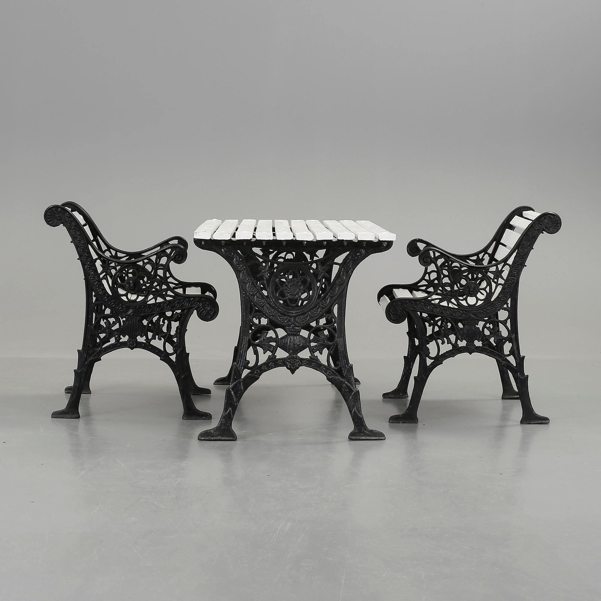 TRÄDGÅRDSMÖBLEMANG, 3 delar, gjutjärn och trä. 1900-tal.