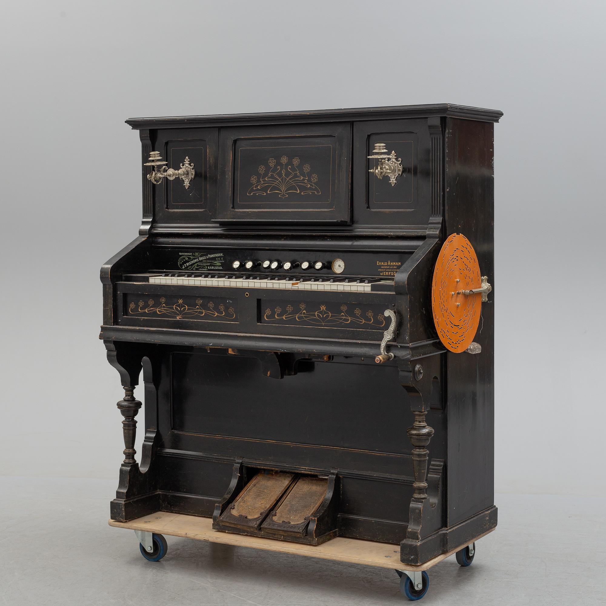 SJÄLVSPELANDE PIANO, J.P. Nyströms Orgel & Pianofabrik, Karlstad.
