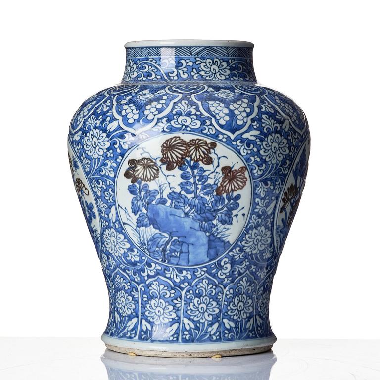 A blue and white and copper red Guan vase, Qing dynasty, Kangxi (1662-1722).