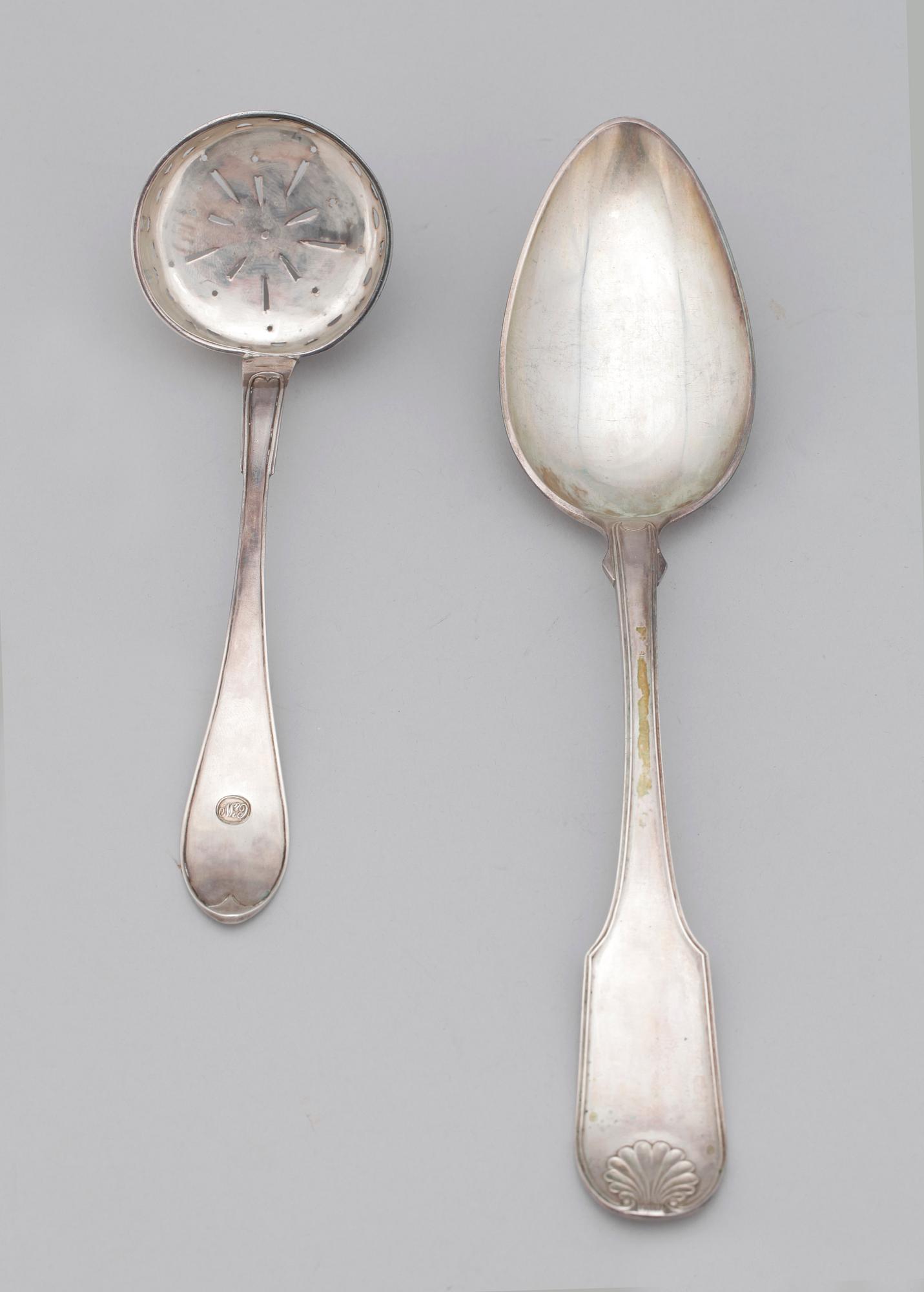 RAGUSKED SAMT SOCKERSTRÖARE, silver, Jakob Lundberg, Stockholm, 1808 resp Jonas Elg, Västerås, 1827. Ca 184g.