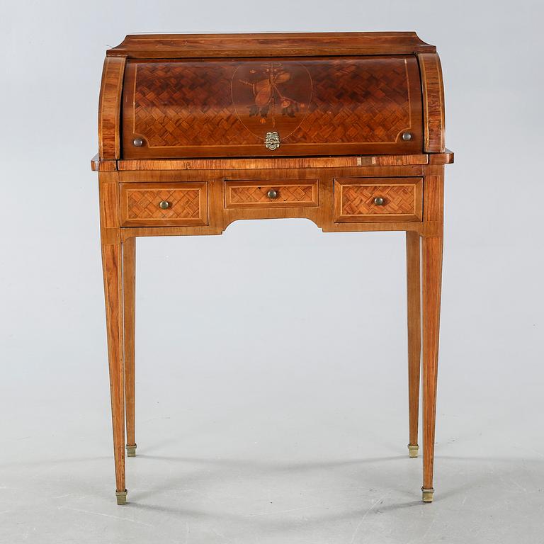 RULLKLAFFSSEKRETÄR, Louis XVI-stil, 1900-talets första hälft.