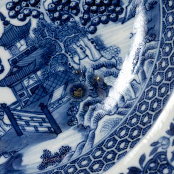 Service pieces 8 pcs, roasting dish 1 pc and 7 pcs plates, Qianlong (1736-95).