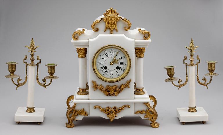 BORDSGARNITYR, 3 delar, marmor och mässing, Louis XVI-stil, omkring 1900.