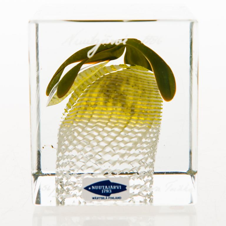 OIVA TOIKKA, AN ANNUAL CUBE, glass, signed Oiva Toikka 1986 Nuutajärvi, numbered  56/2000.