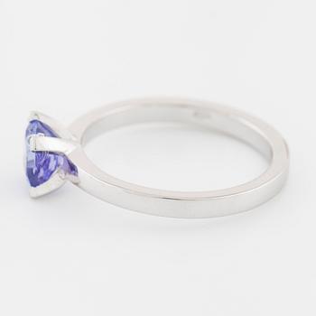 RING, med tanzanit ca 0.80 ct.