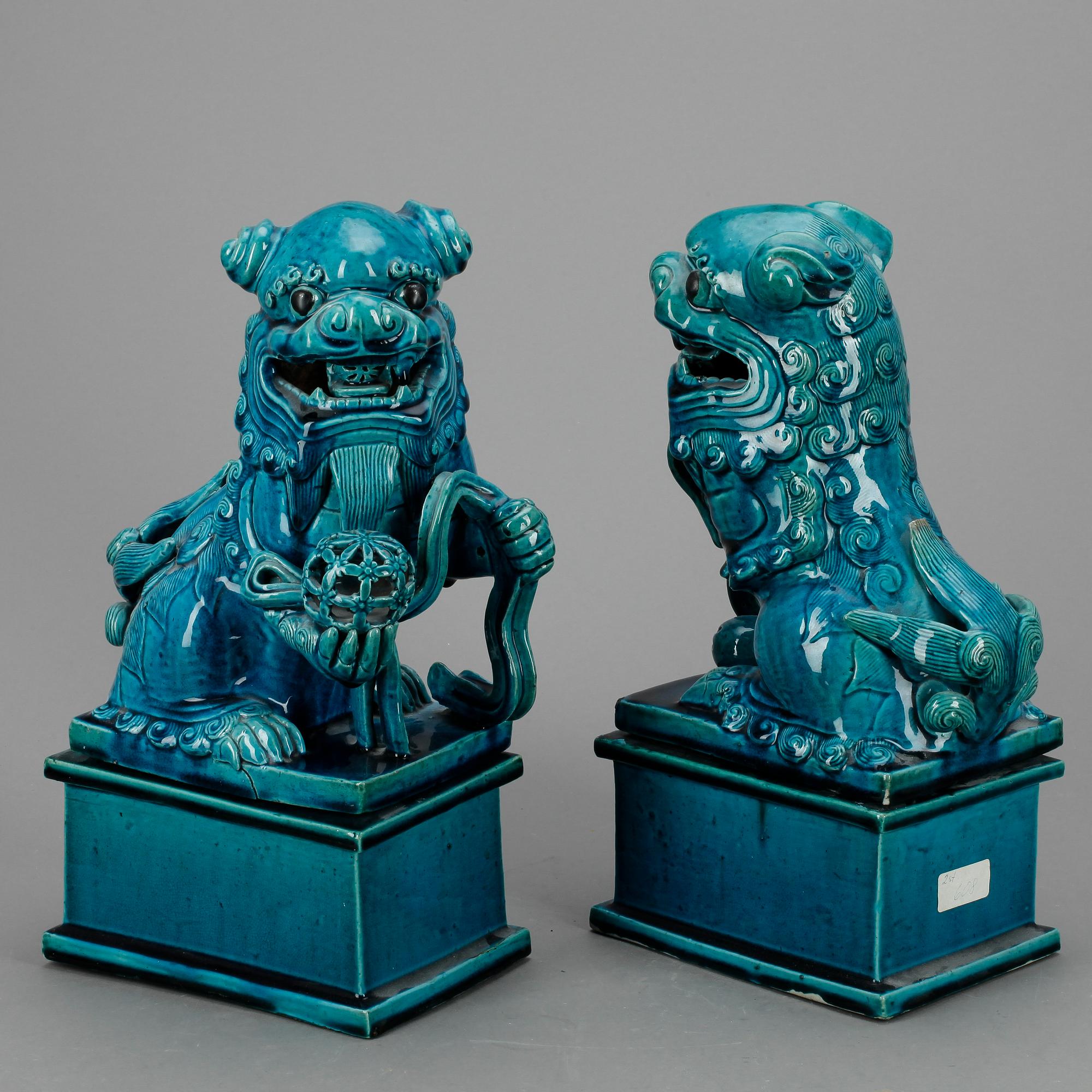 TEMPELHUNDAR, 2 st. Kina. Modern tillverkning.