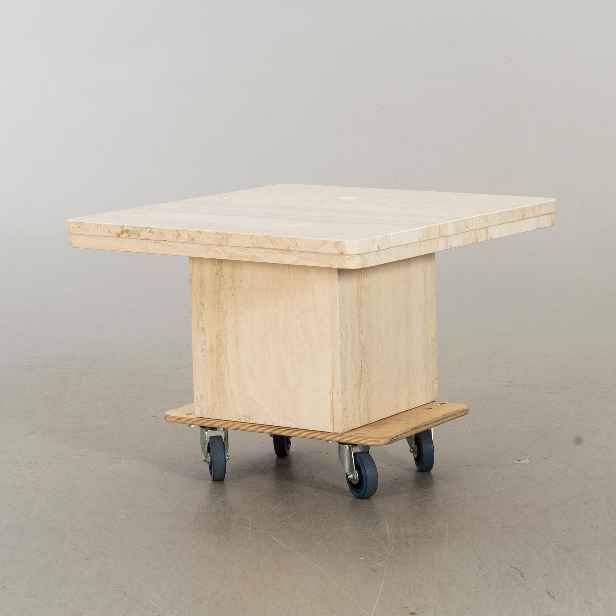 A MARBLE TOP COFFEE TABLE.
