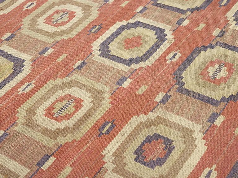 MÄRTA MÅÅS-FJETTERSTRÖM, a carpet, flat weave, 346,5 x 255,5 cm, "Röda åttan", signed AB MMF.