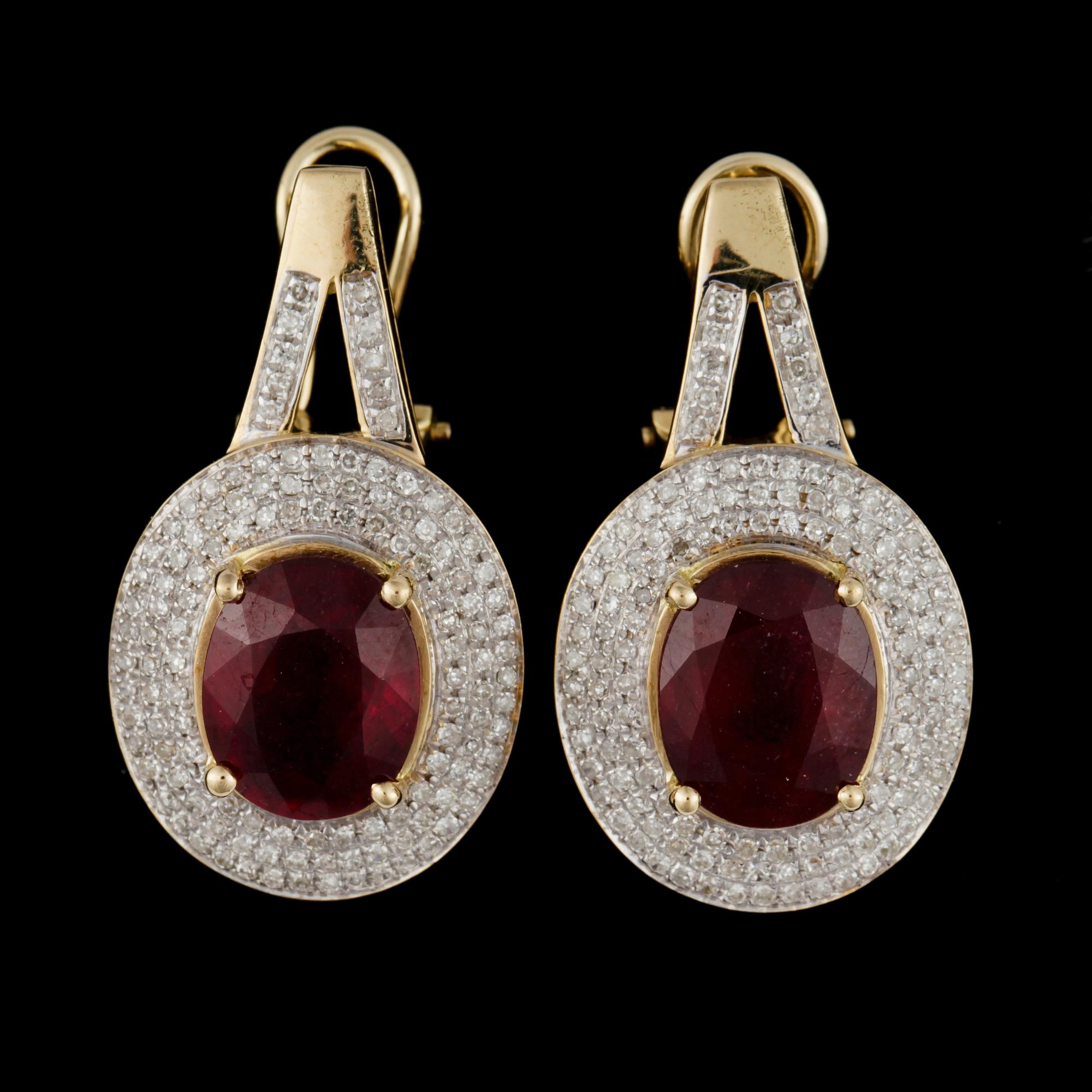 ÖRHÄNGEN, ett par, 18K guld med ovala rubiner samt ett flertall mindre briljantslipade diamanter. Tot vikt 9,7 g.