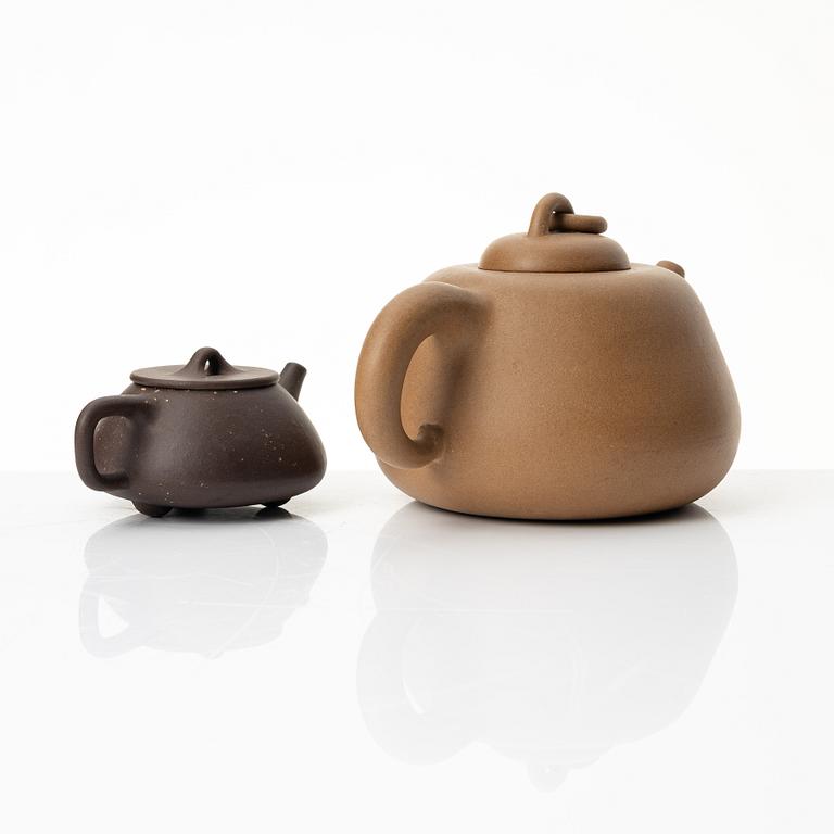 Two Chinese yixing teapots, 1980/90s.