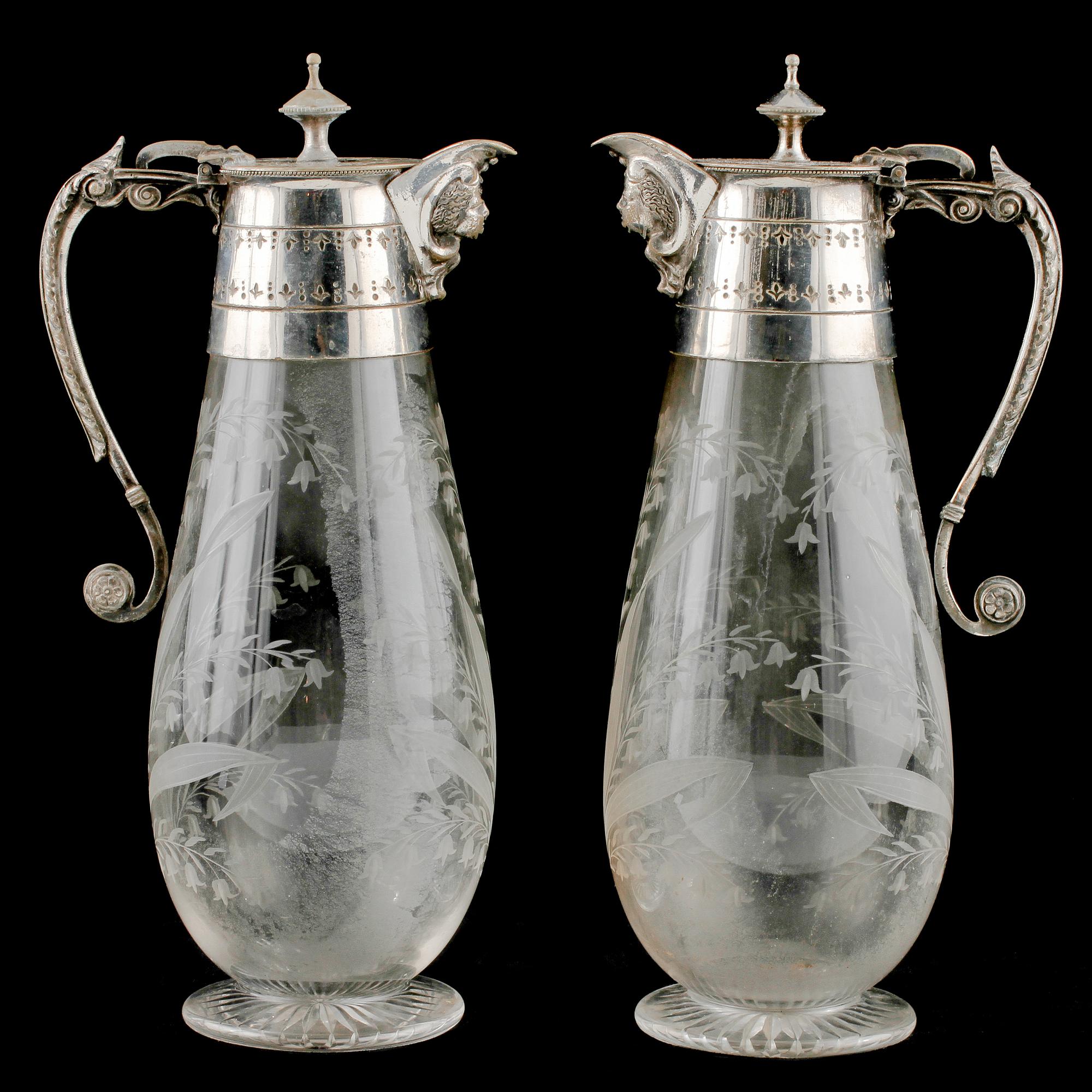 VINKANNOR, ett par, glas samt nysilver, omkring 1900.