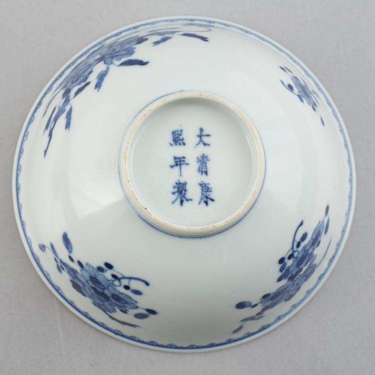 A group of three Chinese blue and white porcelain bowls, late Qing dynasty / early 20th century.