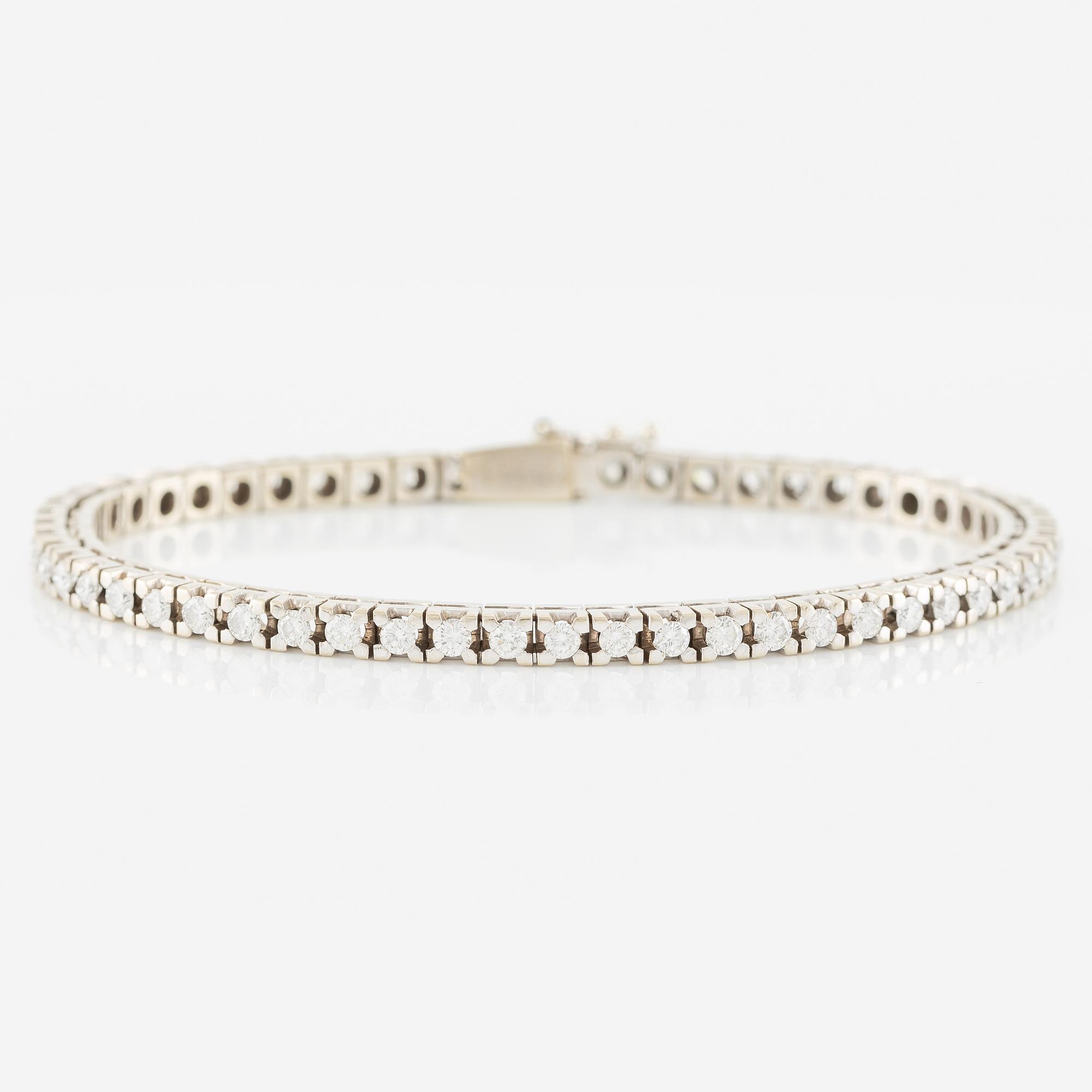 Tennis bracelet 18K white gold with round brilliant-cut diamonds.