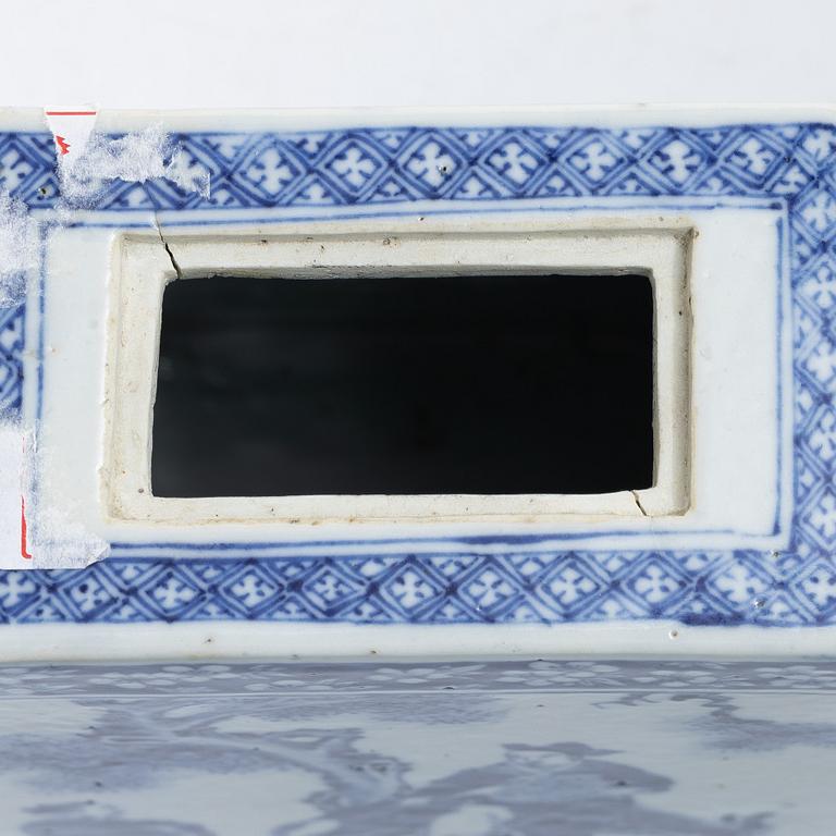 A large blue and white tea pot with cover, Qing dynasty, 19th century.