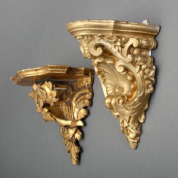 KONSOLER, 2 st, gips samt snidat trä, 1800/1900-tal.