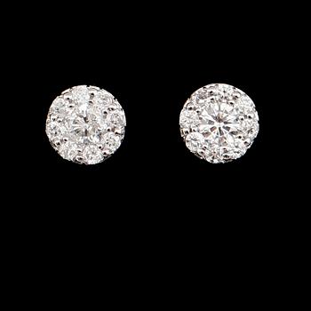 ÖRHÄNGEN, 1 par, 14 k vitguld, briljantslipade diamanter tot 0.66 ct.