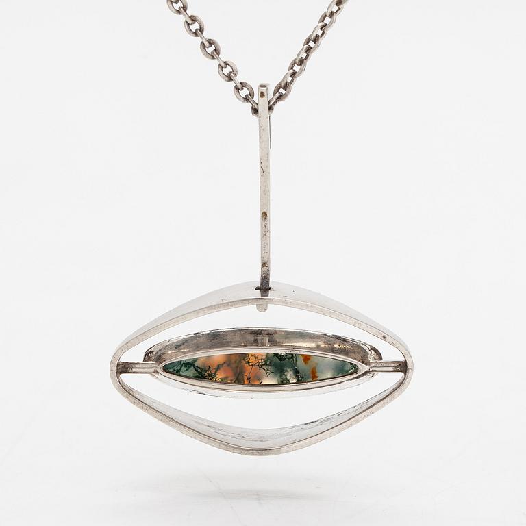 Elis Kauppi, halsband, silver och mossagat. Kupittaan kulta, Åbo 1965.