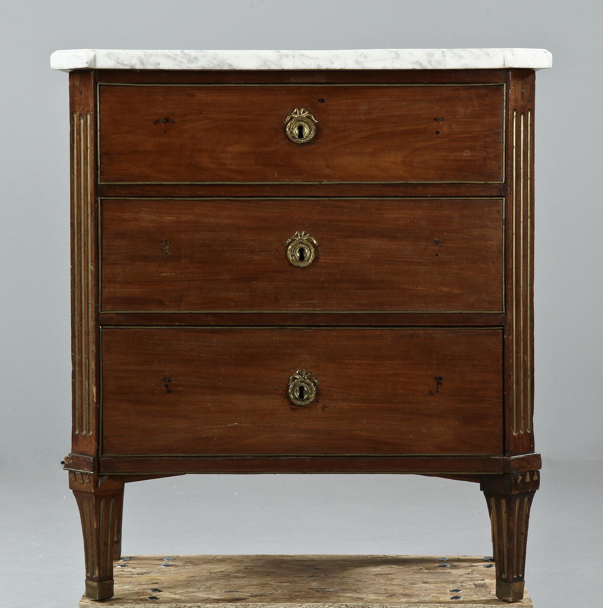 BYRÅ, sengustaviansk, omkring sekelskiftet 1700/1800.