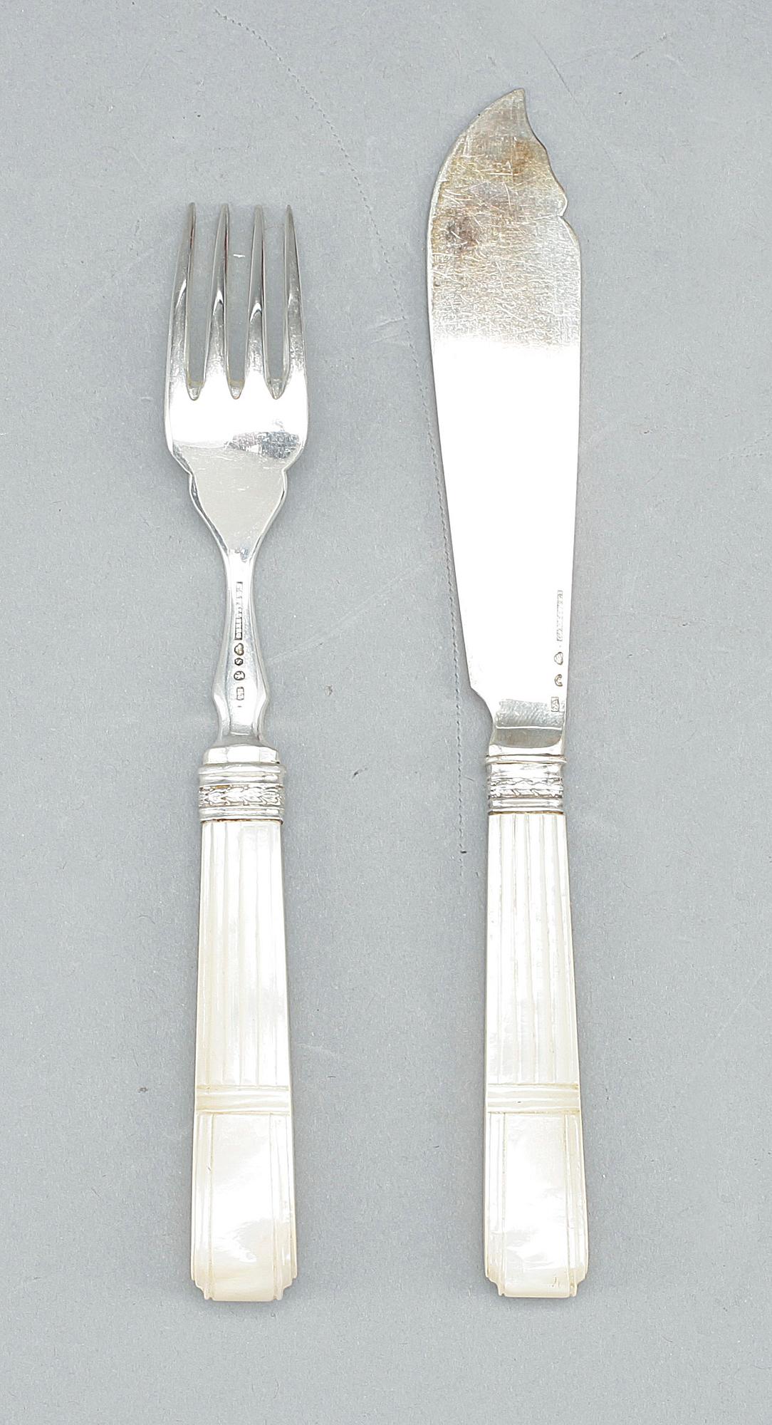 FISKBESTICK, 24 delar, silver och pälemor, CG Hallberg, bland annat 1906.