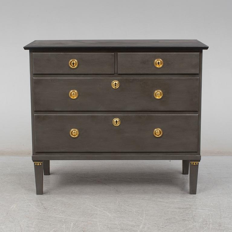 CHEST OF DRAWERS, first half of the 20th century.