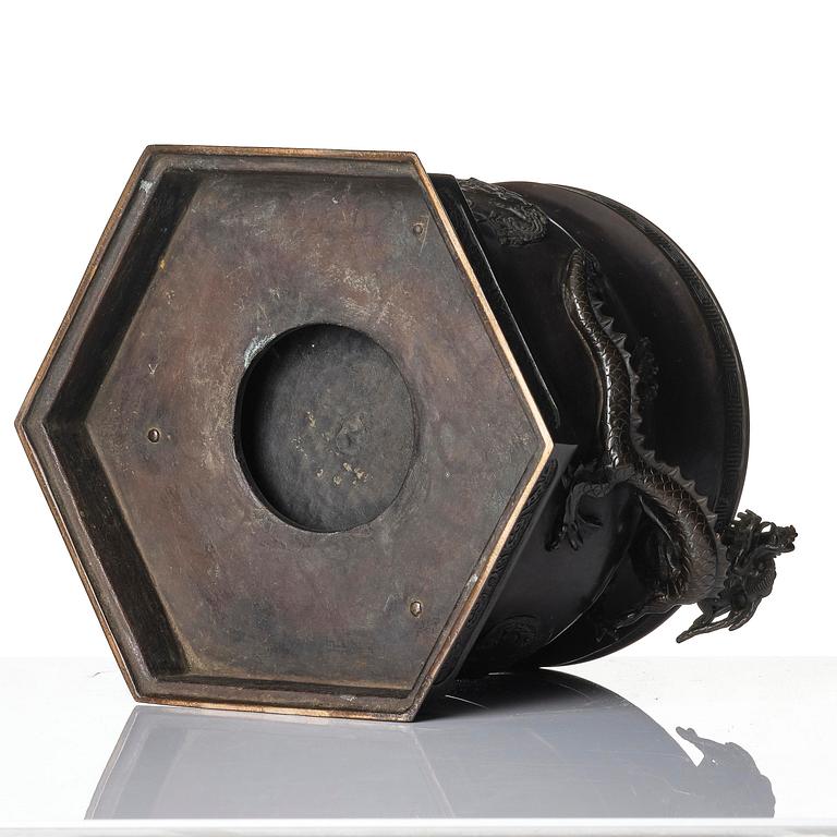 A large bronze censer with cover, Qing dynasty, 19th century.