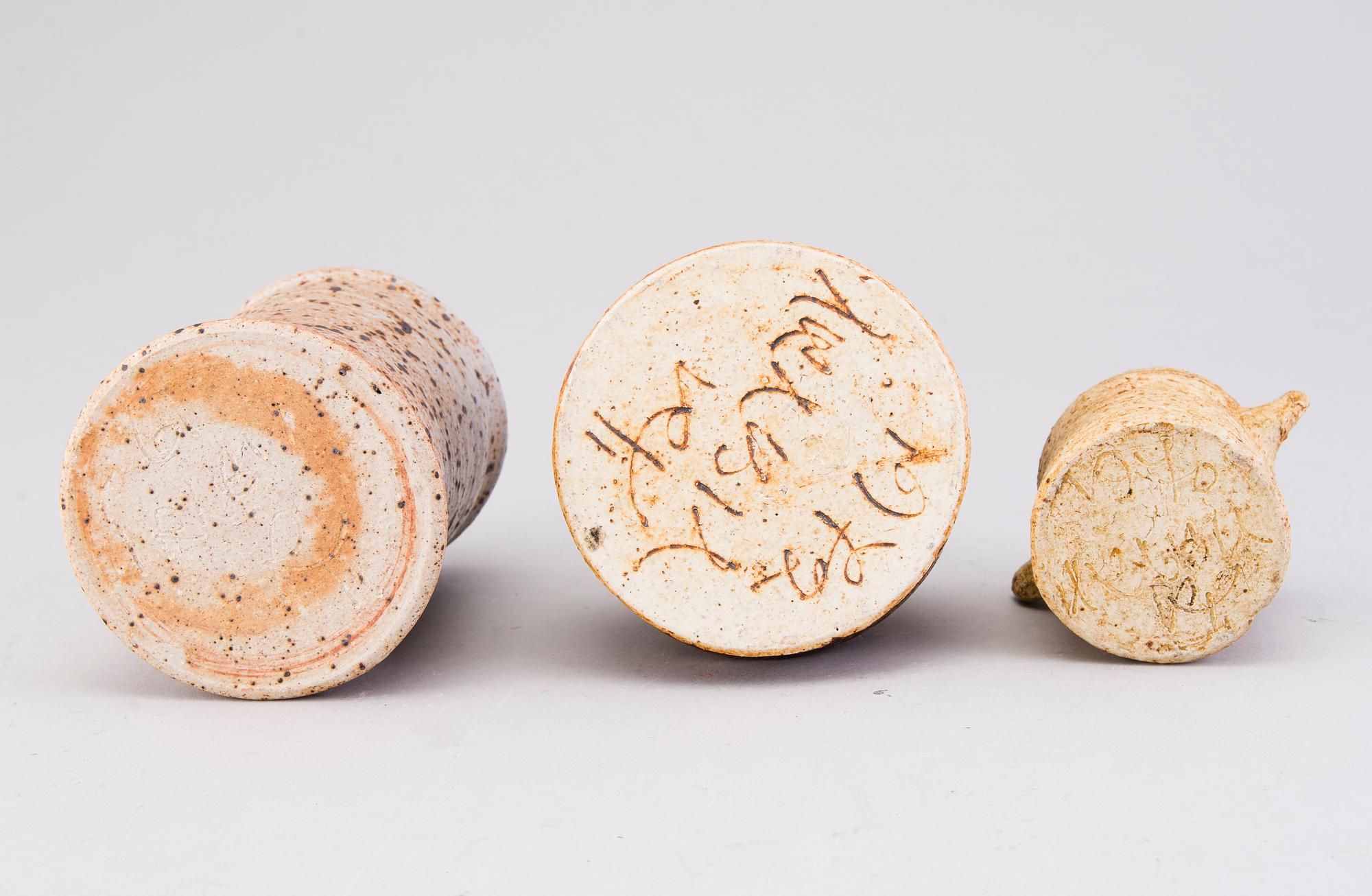 RAIJA TUUMI, maljakoita, 3 kpl, samottia, signeerattu  ARABIA, RT -61, 1970, 1972.