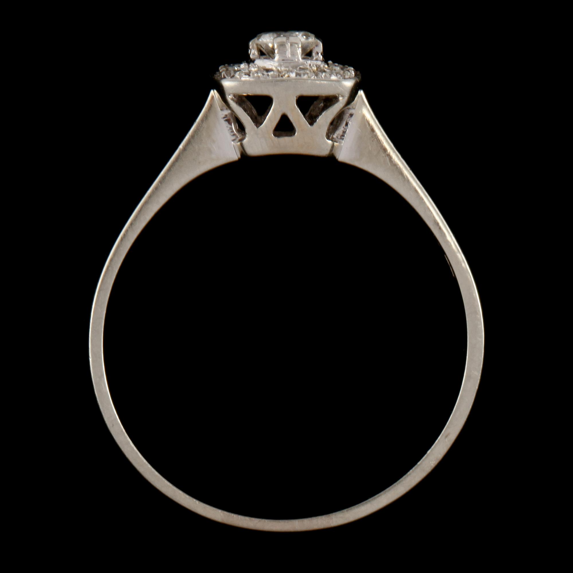 RING 18k vitguld, en briljantslipad diamant och 12 åttkantslipade diamanter, Gustav Dahlgren & Co Malmö, 1963. Vikt 3 g.