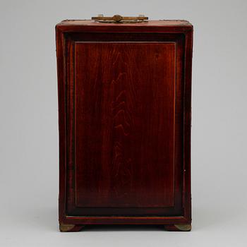 SMYCKESKRIN/MINIATYRSKÅP, trä, Kina, 1900-talets mitt/andra hälft.