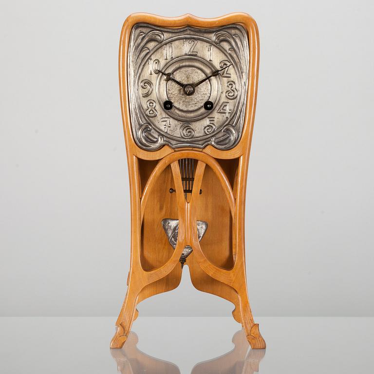 BORDSPENDYL, art nouveau, troligen Frankrike 1900-talets början.