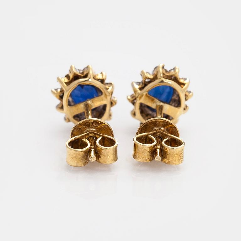 Örhängen, fasettslipade safirer, diamanter, 18K guld.