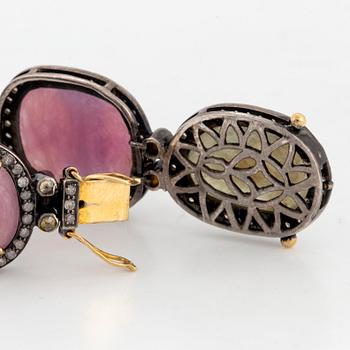 ARMBAND, med olikfärgade stenar, bla rubin och diamanter, silver och guld.