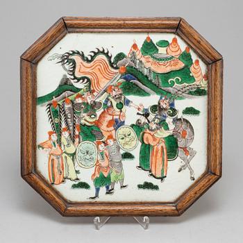 A famille verte octagonal shaped placquer, Qing dynasty, late 19th century.