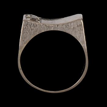 RING, 18k vitguld med 2 st rosenslipade diamanter, Ahlqvist Ur & Guld, Borås, 1974. Vikt 8 g.
