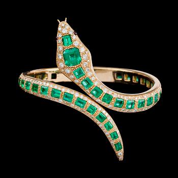 1186. An emerald, tot. app. 15 cts, and brilliant cut diamond snake bracelet, tot. app. 5 cts.