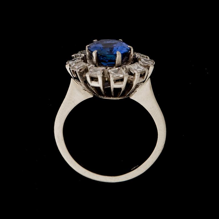 RING, 18 k vitguld med safir samt diamanter. Vikt ca 9 g.