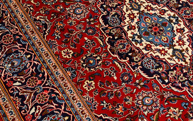 A Keshan rug, approx. 307 x 195 cm.