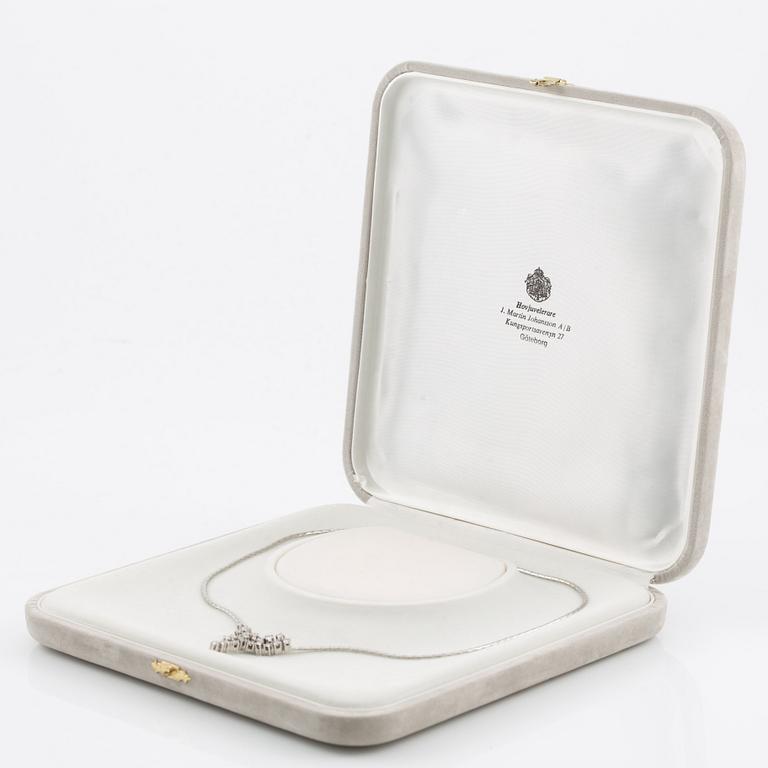 Necklace, 18K white gold with brilliant-cut diamonds.