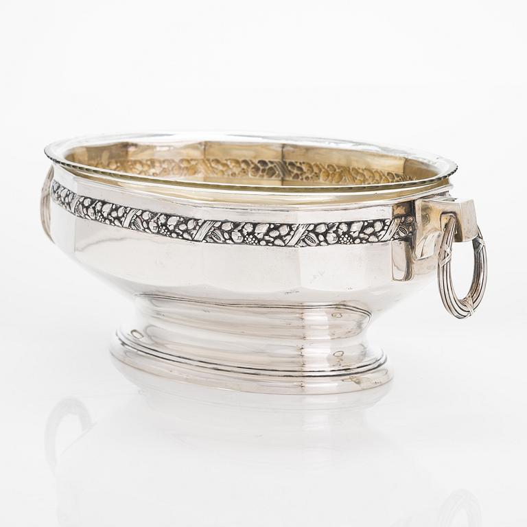 A silver fruit bowl with glass liner, K. Anderson, Stockholm 1916.