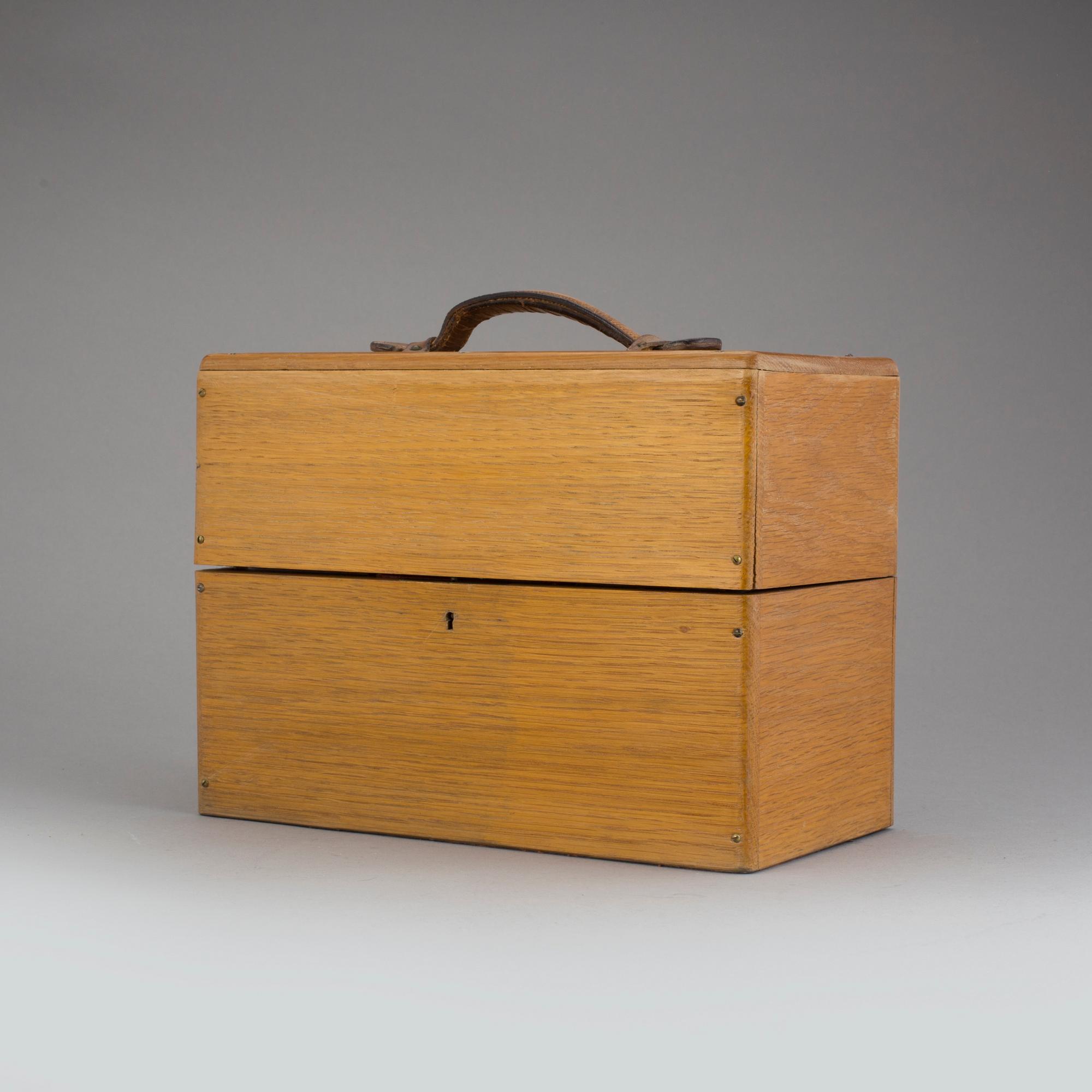 SCHATULL med FLASKOR, 1900-talets andra hälft.