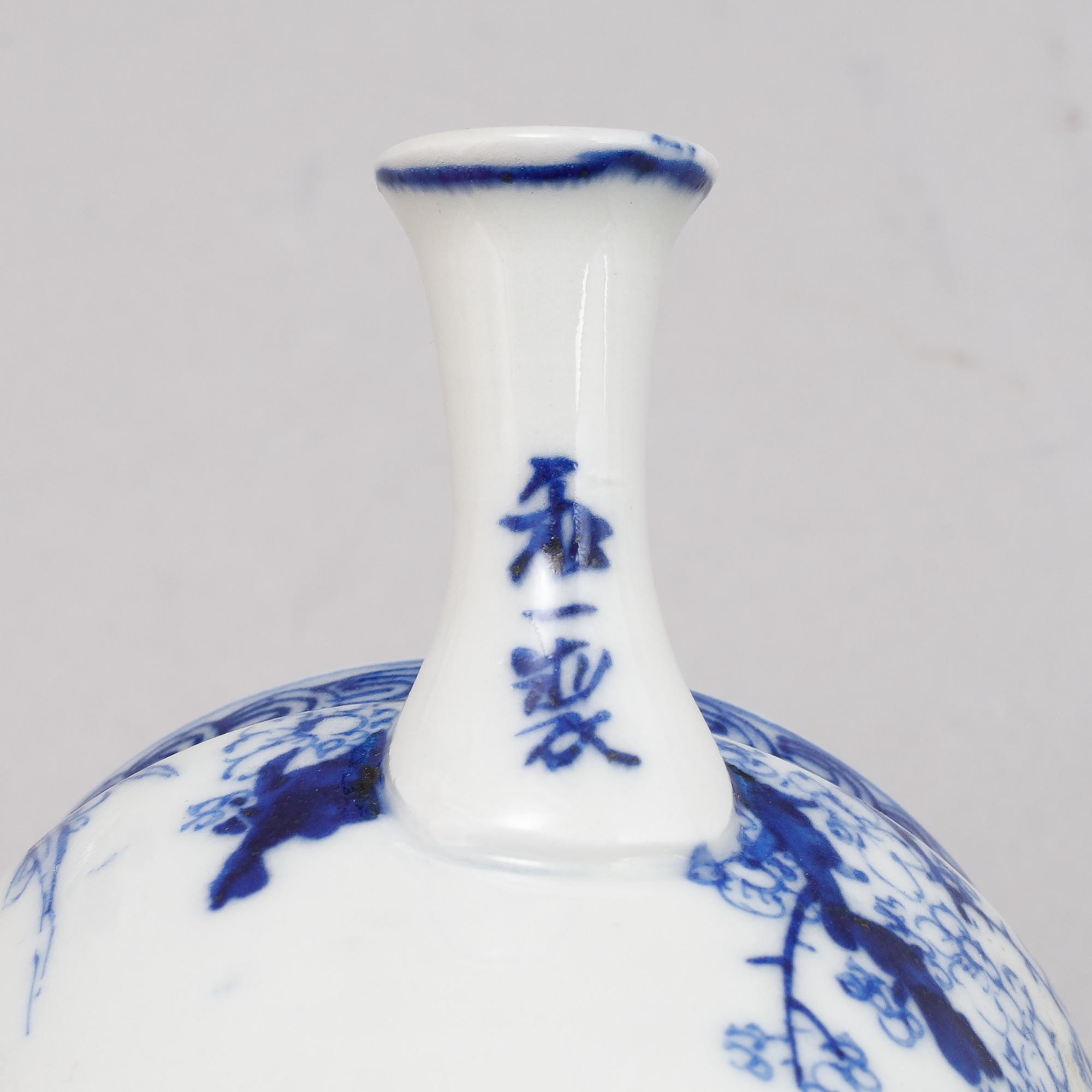 Miniatyrvaser, två stycken, vas samt miniatyrkanna, porslin, Kina, Kangxi, (1662-1722), sen Qingdynasti, samt 1900-tal.