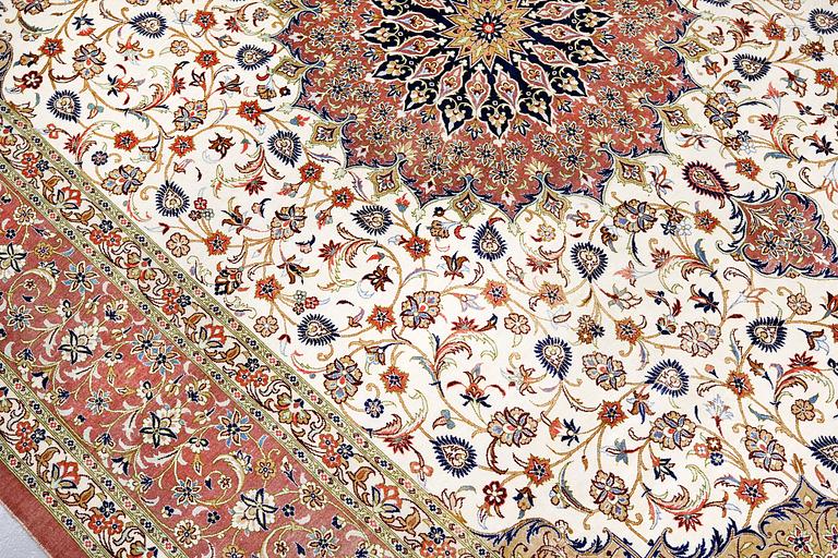 A silk Qum carpet, ca 295 x 195 cm.