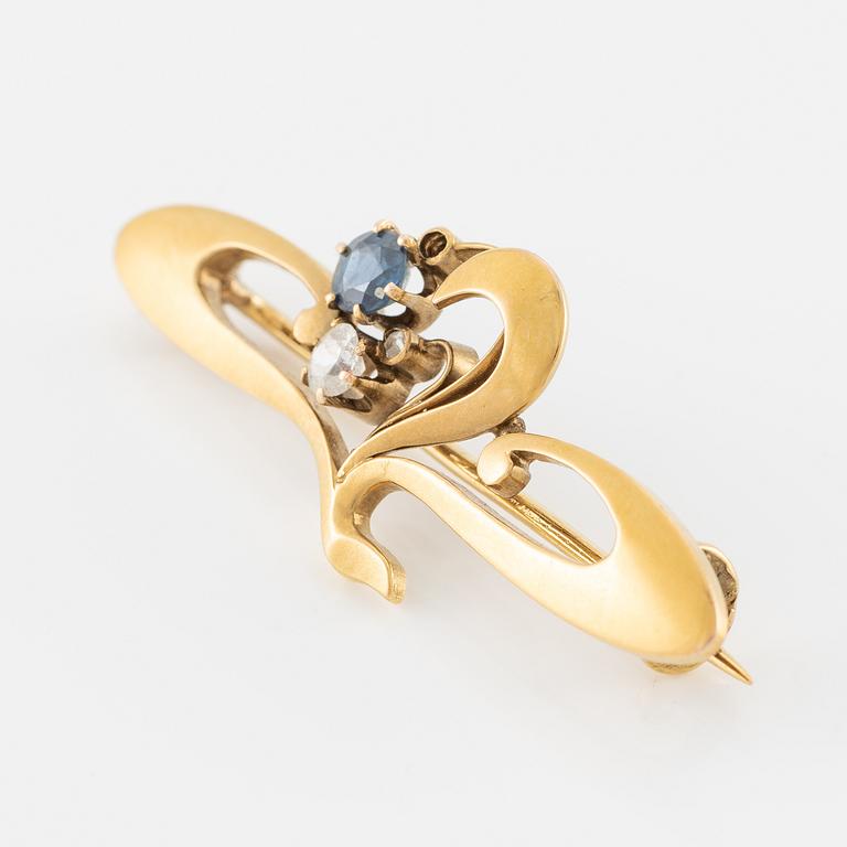 Brooch, 14K gold, Art Nouveau, set with a sapphire and old-cut diamonds.
