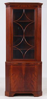 HÖRNSKÅP, engelsk stil, 1900-tal.