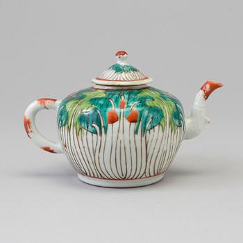 A chinese tea pot, early 20th Century.