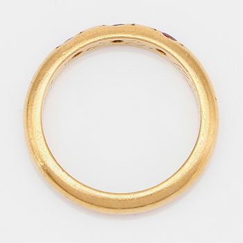 RING, 23K guld och röda stenar, svenska stämplar, 1920. Vikt ca 8 g.