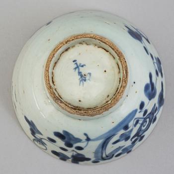 A CHINESE PORCELAIN BOWL AND FOUR PLATES, 18th/19th century.