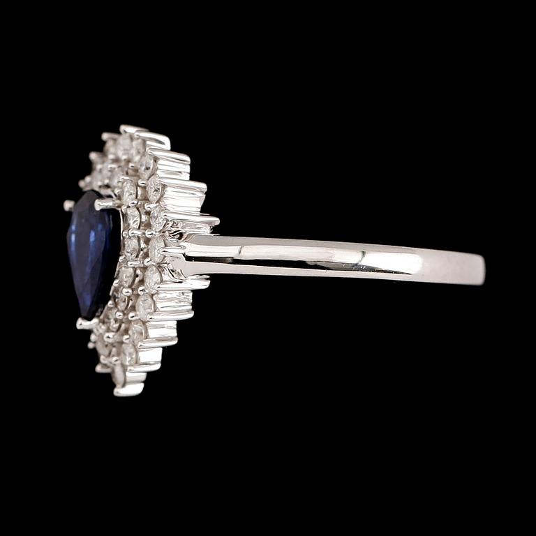 RING, 9 k vitguld, safir ca 1.00 ct, diamanter tot ca 0.56 ct.