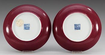 A pair of blue and white dishes with dragon blood red reverse, Qing dynasty (1644-1912), with Qianlong´s seal mark.